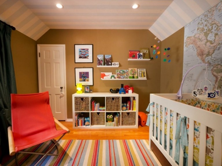babyzimmer gestalten beige wandfarbe landkarte deko streifen teppich bunt