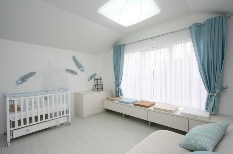 babyzimmer-gestalten-geschlechtsneutral-weiss-pastellblau-braun
