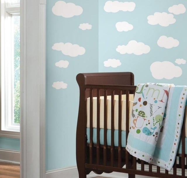 babyzimmer-gestalten-neutral-pastellblau-weisse-wolken-wanddeko