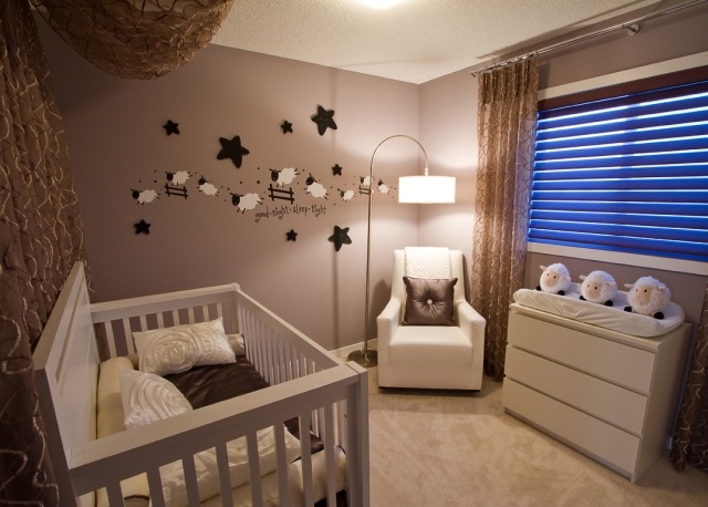 babyzimmer gestalten neutral-weisse-moebel-braune-wandfarbe-deko-schaefchen
