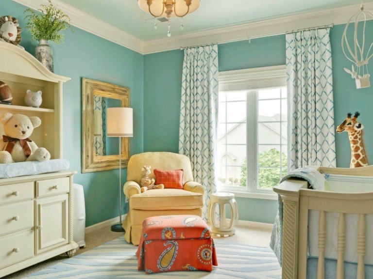 babyzimmer gestalten vintage flair hellblau wand idee vorhaenge kommode