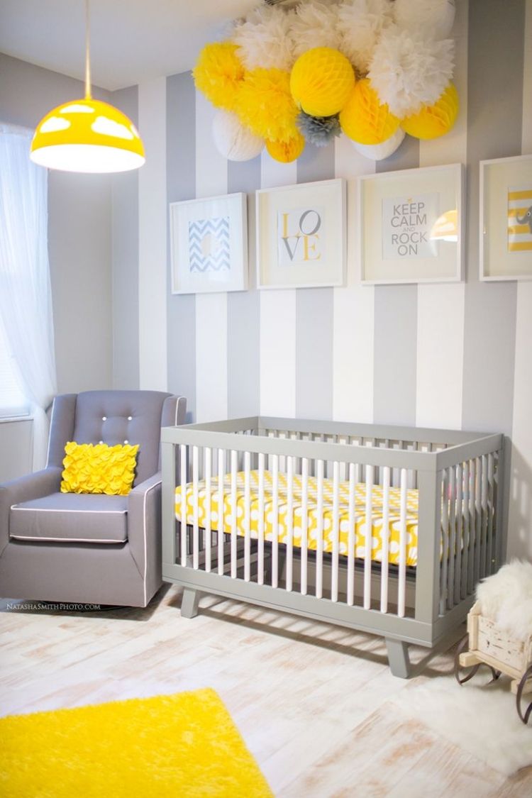 babyzimmer-grau-gelb-weiss-gestreifte-wand