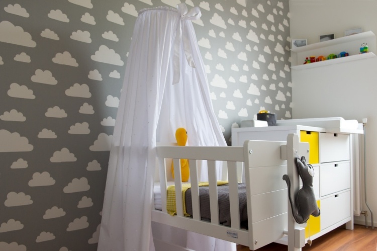 babyzimmer-grau-weiss-gelb-geschlechtsneutral-wolken-motto