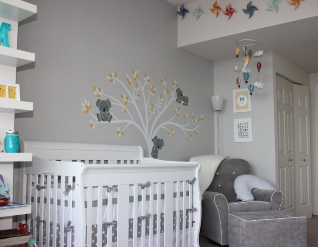 babyzimmer gestalten neutral-graue-wandfarbe-baum-koala-baerchen