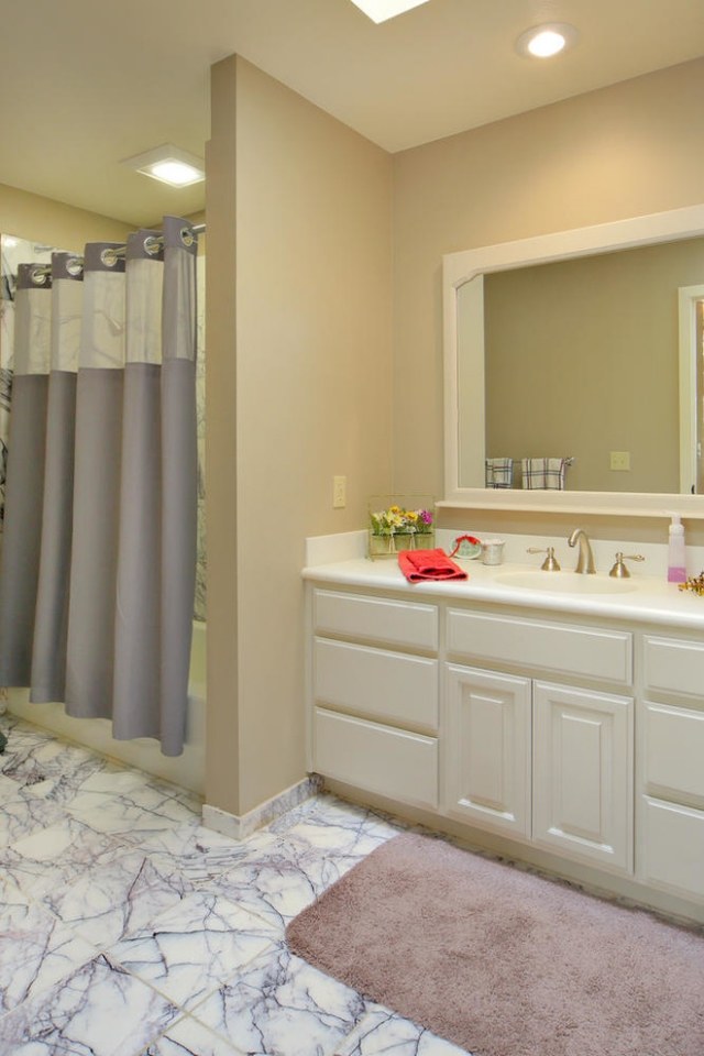 badezimmer-entspannungsort-fußboden-fliesen-marmor-neutrale-farbe-fußmatte