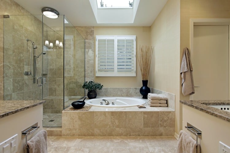 badezimmer-gestalten-stein-optik-deko-vasen-dusche-glas