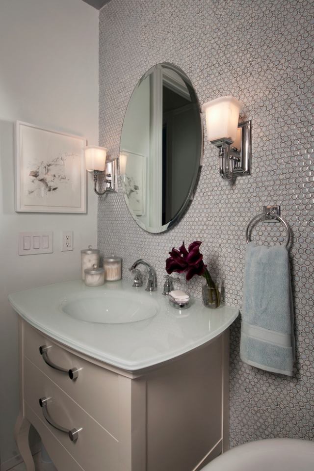 badezimmer-gestalten-wand-mosaikfliesen-grau-waschbeckenschrank-schubladen