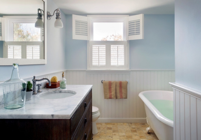 badezimmer-gestaltung-helle-wandfarbe-himmelblau-marmor-waschbeckenboard