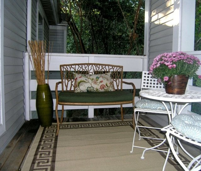 balkonteppich deko outdoor sofa stühle tisch weiß
