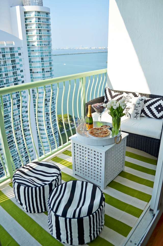 balkonteppich streifen grün weiß hocker sofa