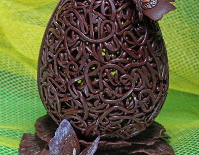 bitterschokolade eier schmetterlinge blume ornamente verschnörkelt