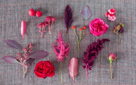 blumengesteck-hochzeit-tischdeko-rosen-beeren-graeser