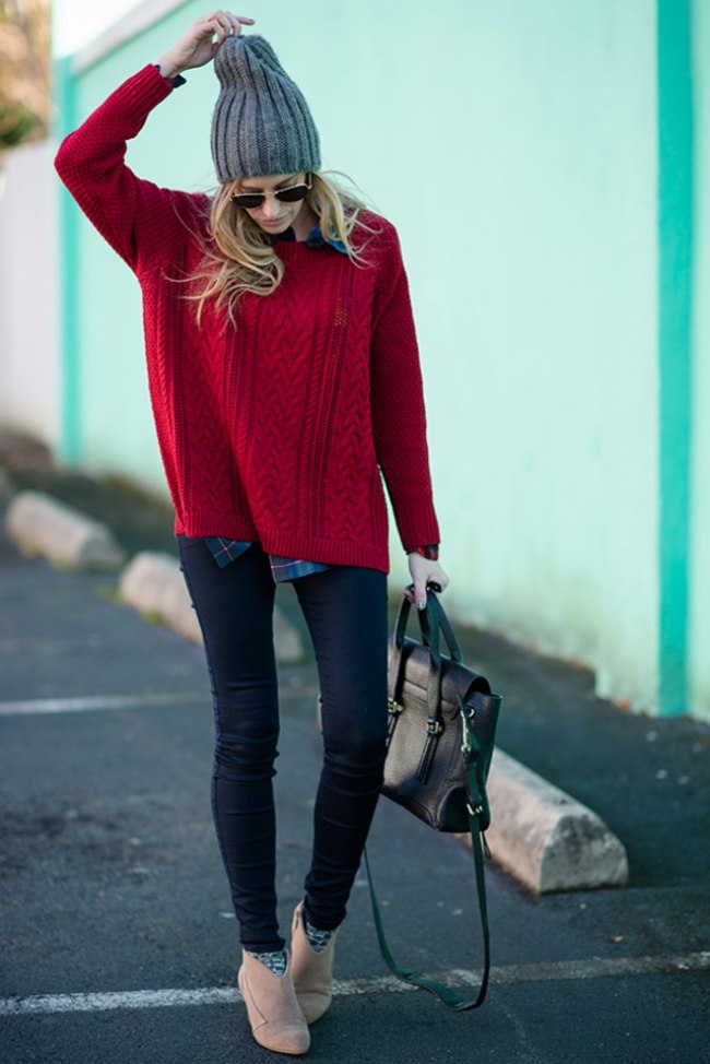 casual-outfit-mit-strick-pullover-dunkel-rot-enganliegende-jeans-männerhemd