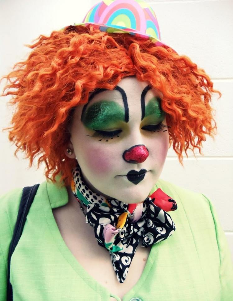 clown-schminken-anleitung-frau-artistisch-make-up-peruecke-orange
