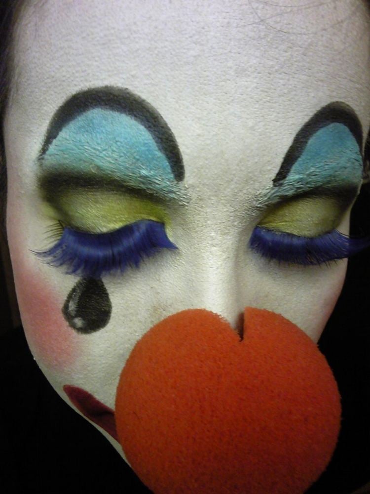 clown-schminken-anleitung-gesicht-make-up-rote-nase-falsche-wimpern