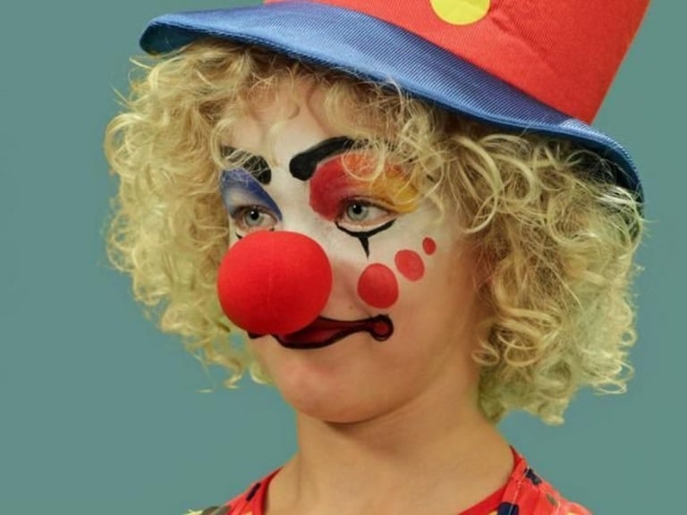 clown schminken kind cloundgesicht bunt clownsnase aus schaumstoff