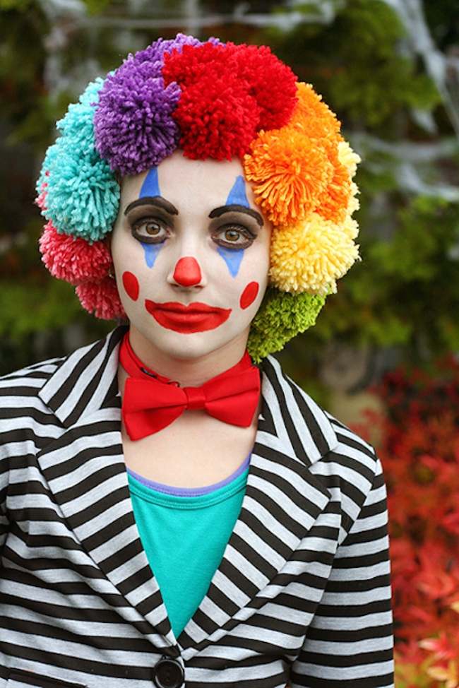 clown-schminken-weißes-Make-up-als-Basis-cremiger-oder-in-Puderform