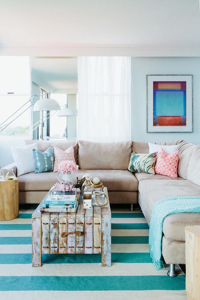 couchtisch-vintage-abgeplatzte-farbe-beach-style-wohnzimmer-couchgarnitur
