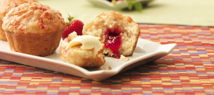 Muffins mit Erdbeeren und Vanillesauce