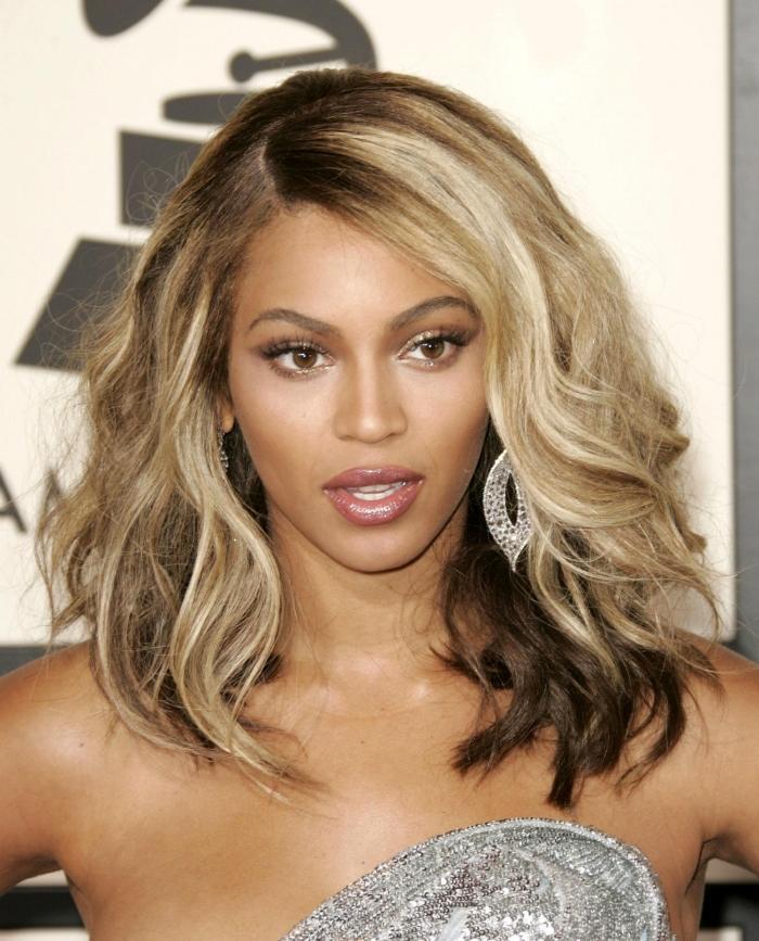 dunkle-haut-blonde-haarfarbe-highlights-Beyonce