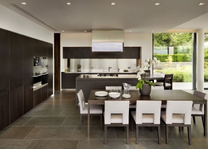 einbauküche-modern-essbereich-schwarz-weiß-polster-stühle-neubauhaus