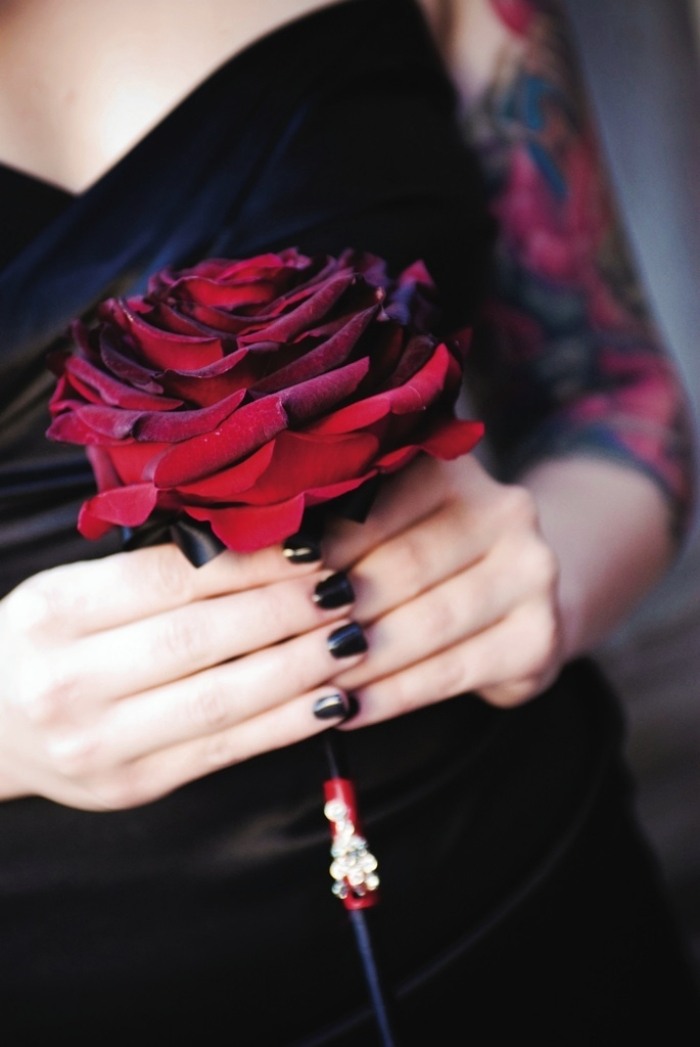 eine-hochzeit-der-besonderen-art-vampir-motto-brautstrauß-rote-rosen-schwarz-brautkleid