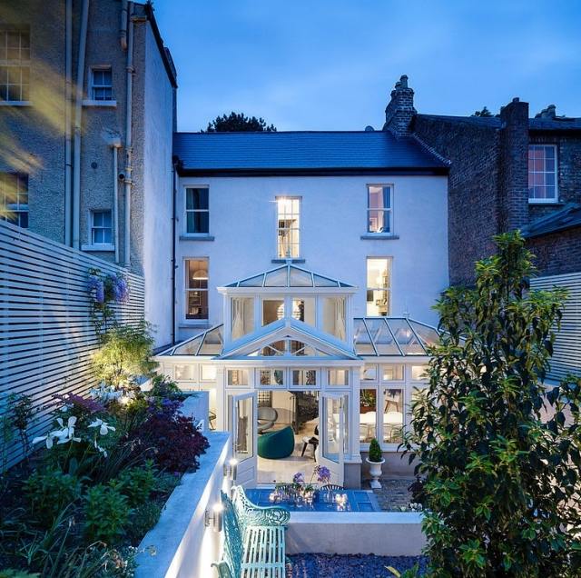 einfamilienhaus-renoviert-glasdach-innenhof-dublin-kingston-lafferty-design