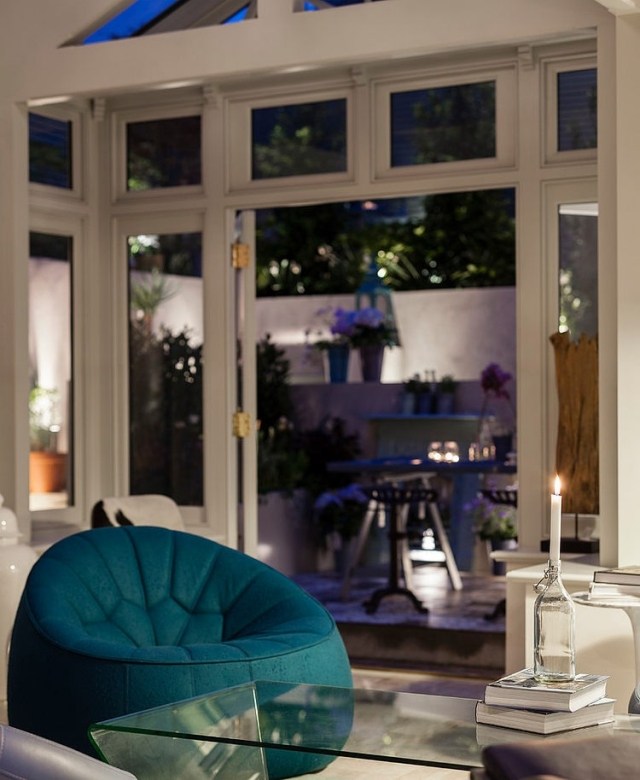 einfamilienhaus-renoviert-möbel-gestaltung-sitzsack-türkisfarben-glastisch-ranelagh