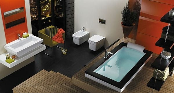 eingelassene-Badewanne-Holz-Wandfarbe-dunkle-Regale-und-Mobiliar