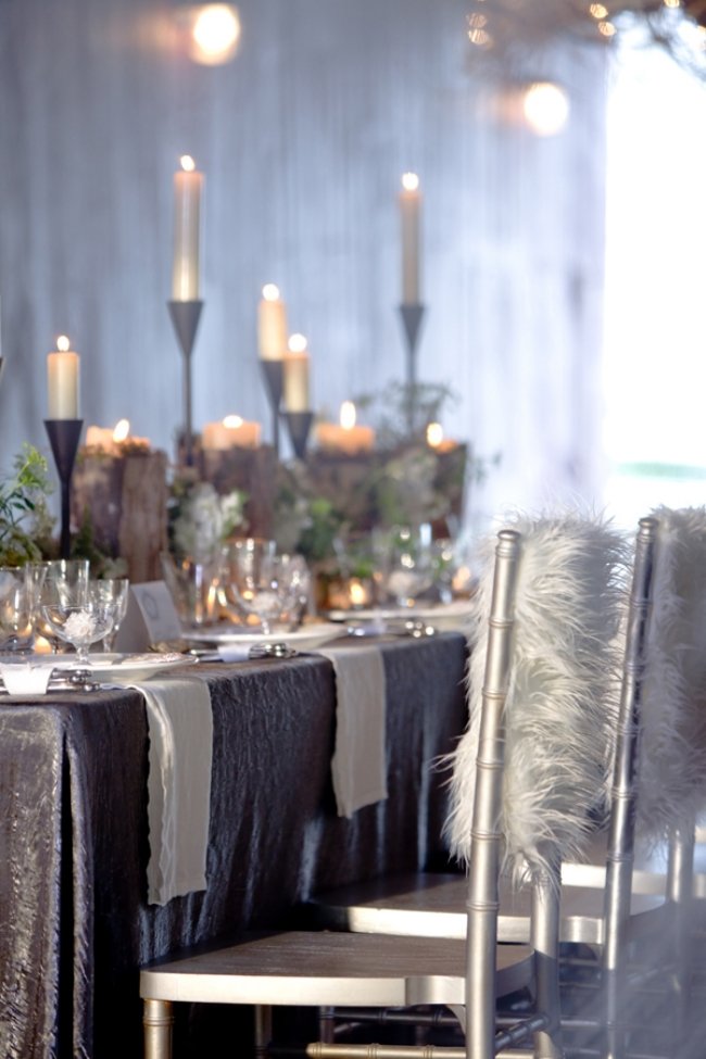 eklektische-dekoration-winter-hochzeit-silberne-details-flauschige-rückenlehne-bezüge-stühle