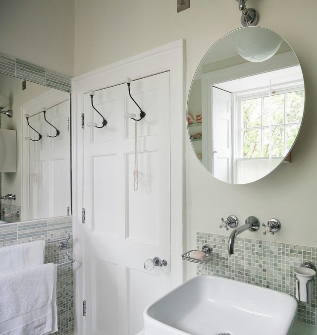 eklektische-einrichtung-badezimmer-wände-mosaikfliesen-tür-handtuchhaken-metall