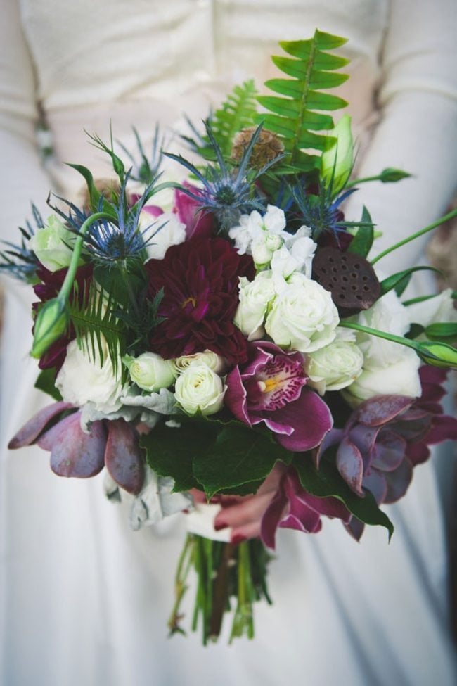 elegant-brautstrauss-purpur-Hochzeitsfloristik-Trends