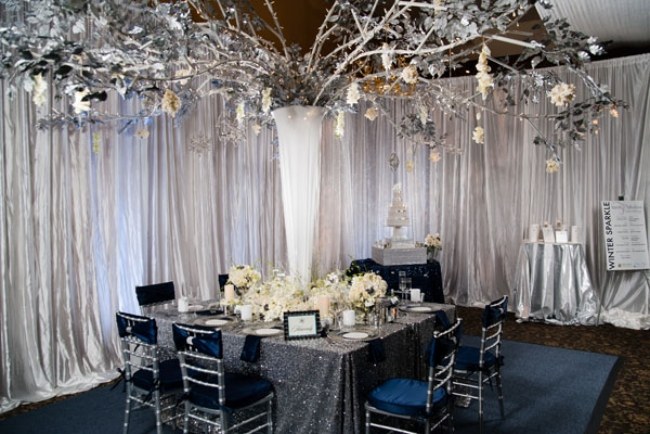 elegante-dekoration-winter-hochzeit-restaurant-bodenlange-vorhänge-glänzend-metallic-kunstbaum
