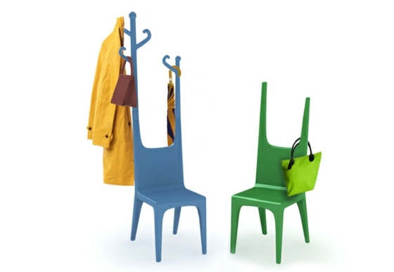 eine-clevere-Idee-für-Garderobe-mit-Stuhl