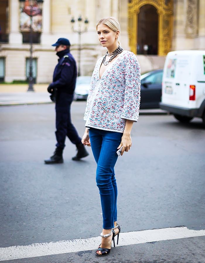enganliegende-Jeans-intensiv-blau-Street-Looks-elegante-bluse-peep-toe-Schuhe-mit-Absatz-schwarz