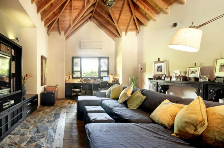 Villa Wohnzimmer einrichten Holzdecke Naturstein Boden