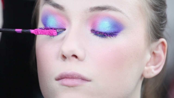 farbige-wimperntuschen-pink-mascara-auftragen-karneval-look