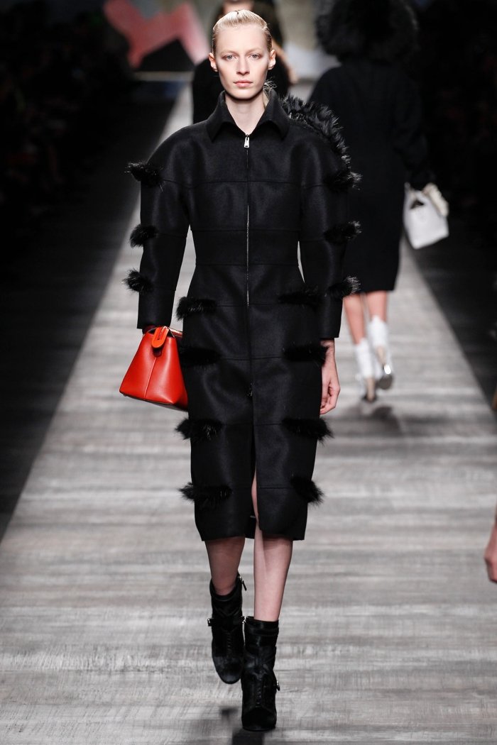 fendi mode herbst 2014-schwarzes-kleid-reisverschluss-vorne-langen-aermeln