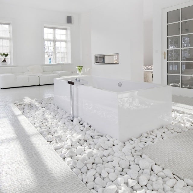 feng-shui-im-badezimmer-fußboden-design-gestaltung-angenehme-haptik-weiß