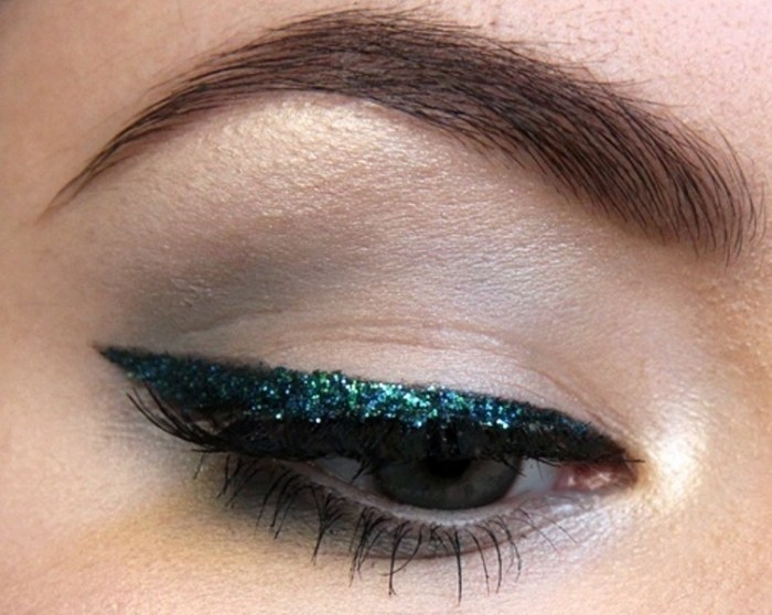 festlich-make-up-eyeliner-funkelnd-tiefblau-türkis-augenbrauen-mit-gel-gestylt