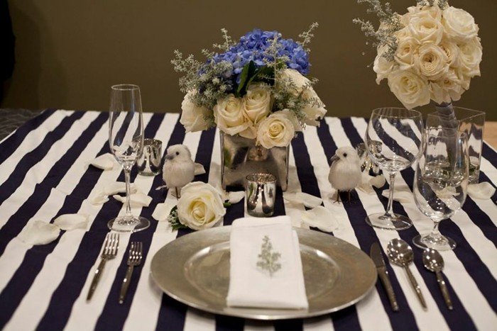 Tischdeko Ideen Streifen Tischdecke weiße Rosen