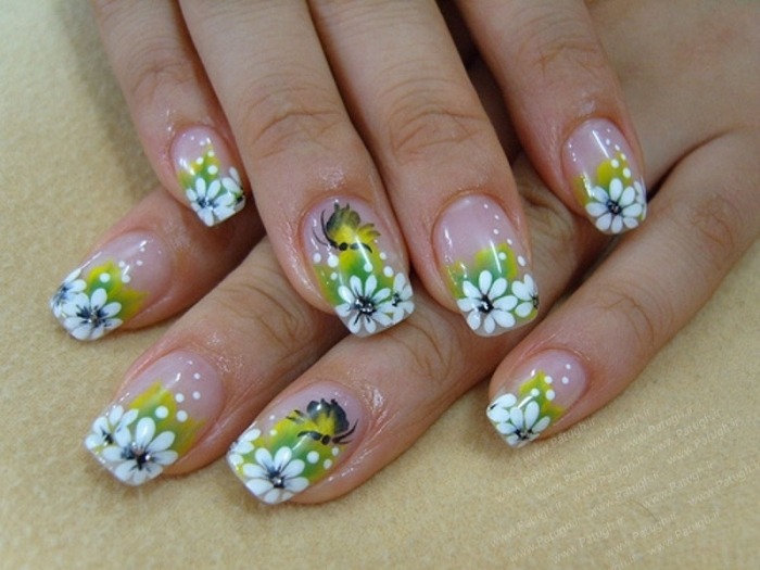 festliches-Nageldesign-aus-Blumen-french-maniküre-nagelsticker-und-nagelschmuck