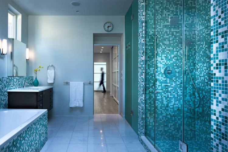 fliesen für bad blau nuancen weiss mosaik idee nasszelle badewanne
