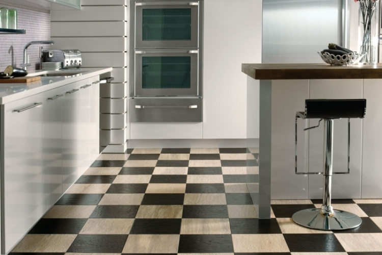 fliesen im schachbrettmuster kueche weiss modern idee schwarz beige design