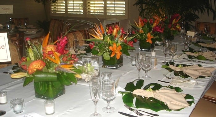frische-Blumen-weiße-Tischdecke-Baumblätter-Geschirr-und-Silberbesteck