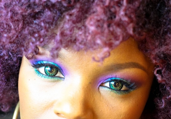 funkelndes-augen-make-up-weihnachten-kontaktlinsen-blau-trendy-lila-haarsträhnen