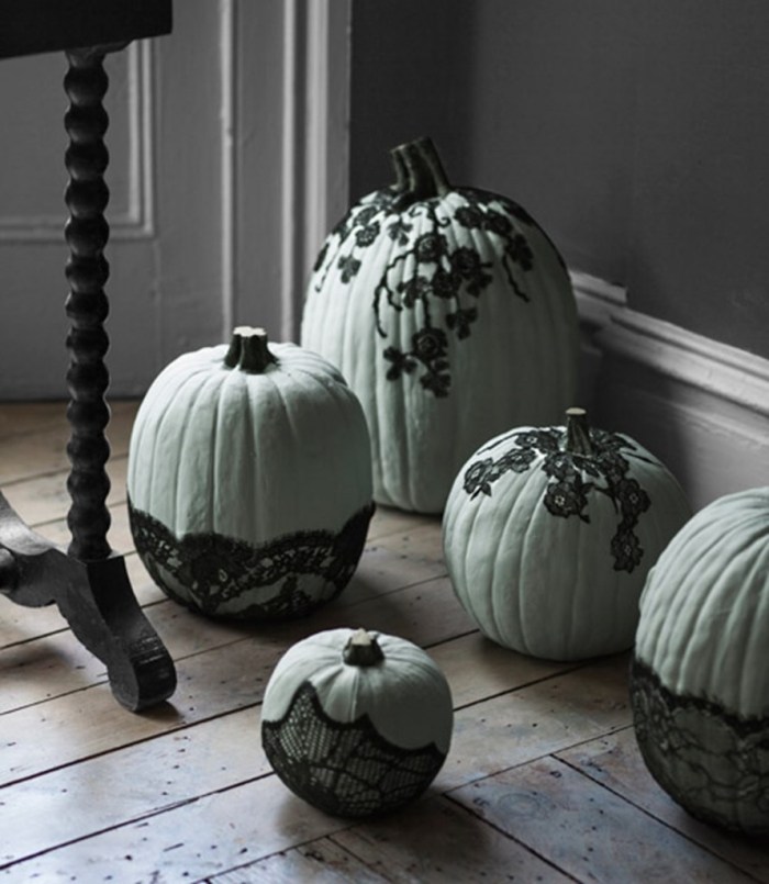 fußboden-dekorieren-zu-halloween-kürbisse-schwarze-spitze-dekorativ-brautparty