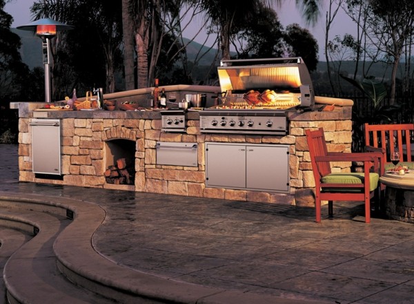 gartengestaltung mit terrasse grill kühlschrank küche patio