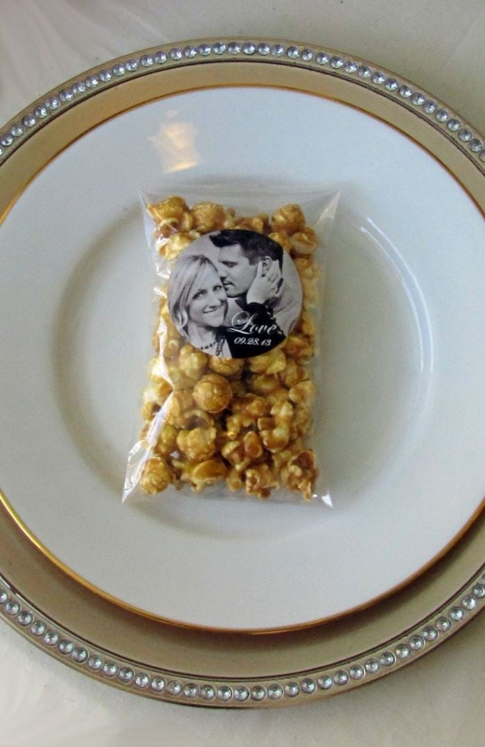 Gastgeschenke-zur-Hochzeit -personalisierte-verpackung-gesuesste-popcorns
