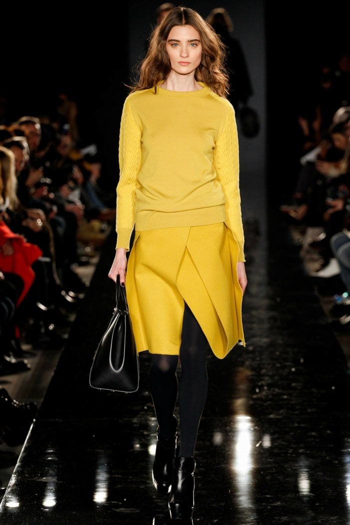 gelbes-Outfit-aus-Wolle-schwarze-Strumpfhose